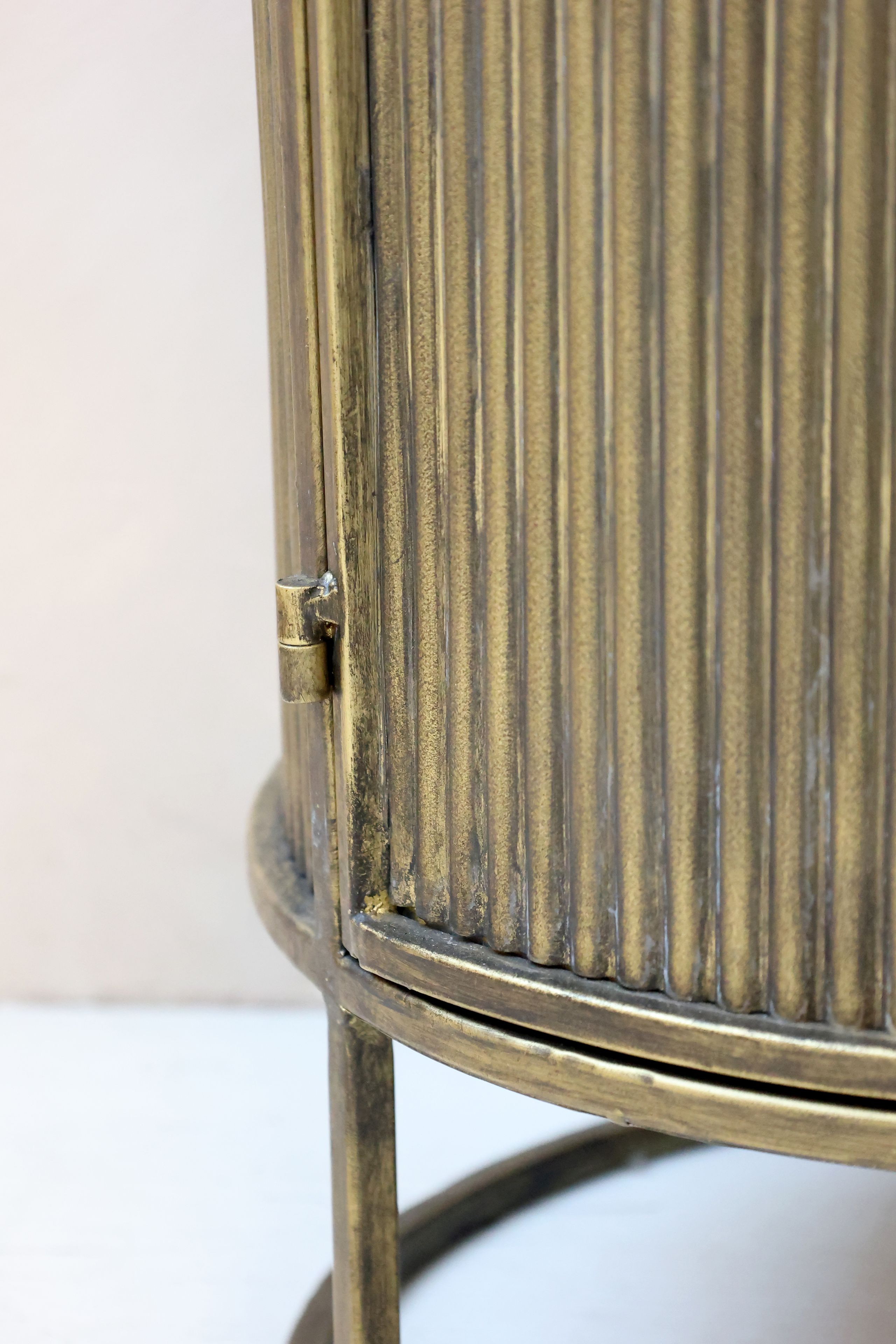 Vintage Beistelltisch Nachttisch Remi Rillenoptik Metall Antik-Messing