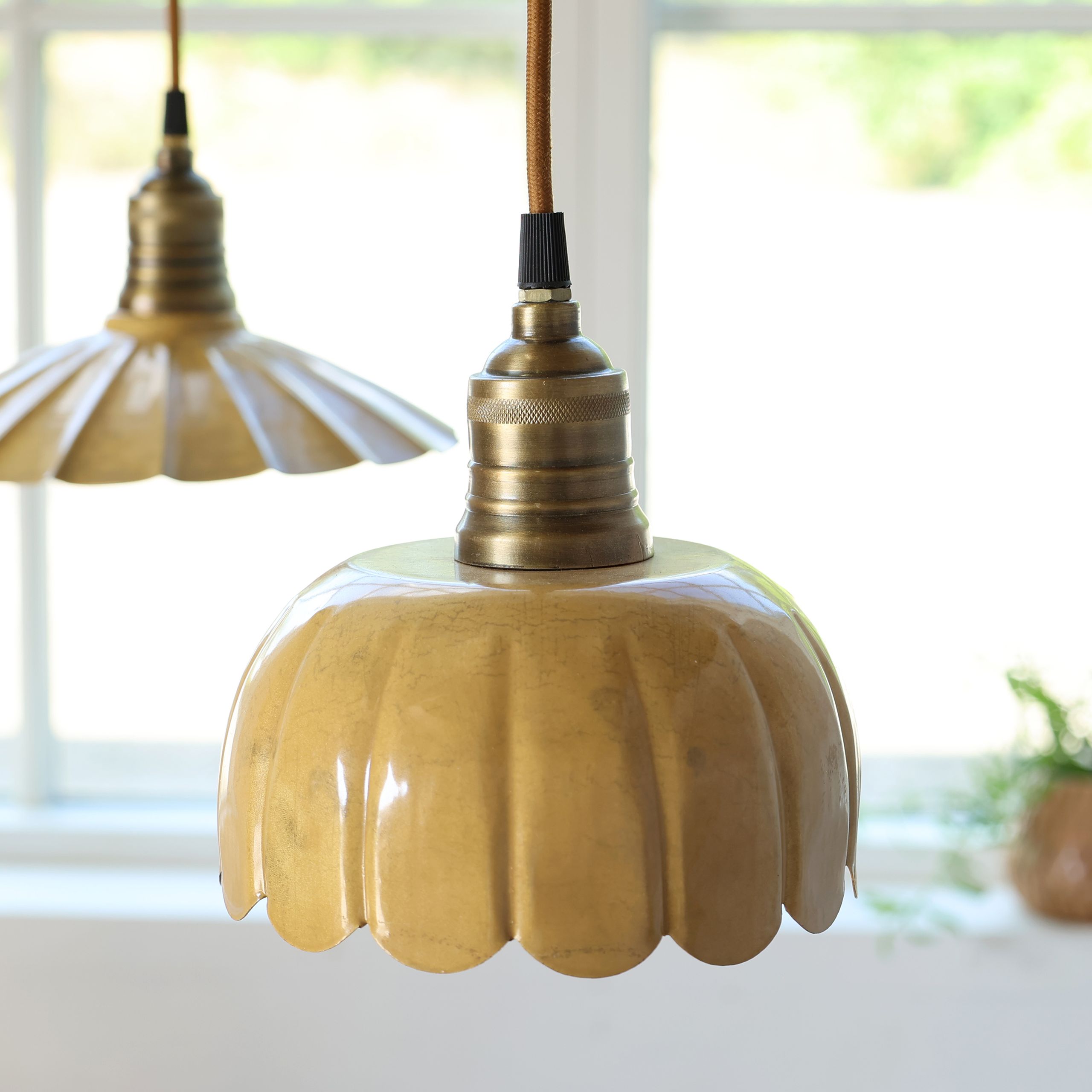 Vintage Hängelampe Lunel Emaille Mellow Messingfassung Modell 1 Mellow