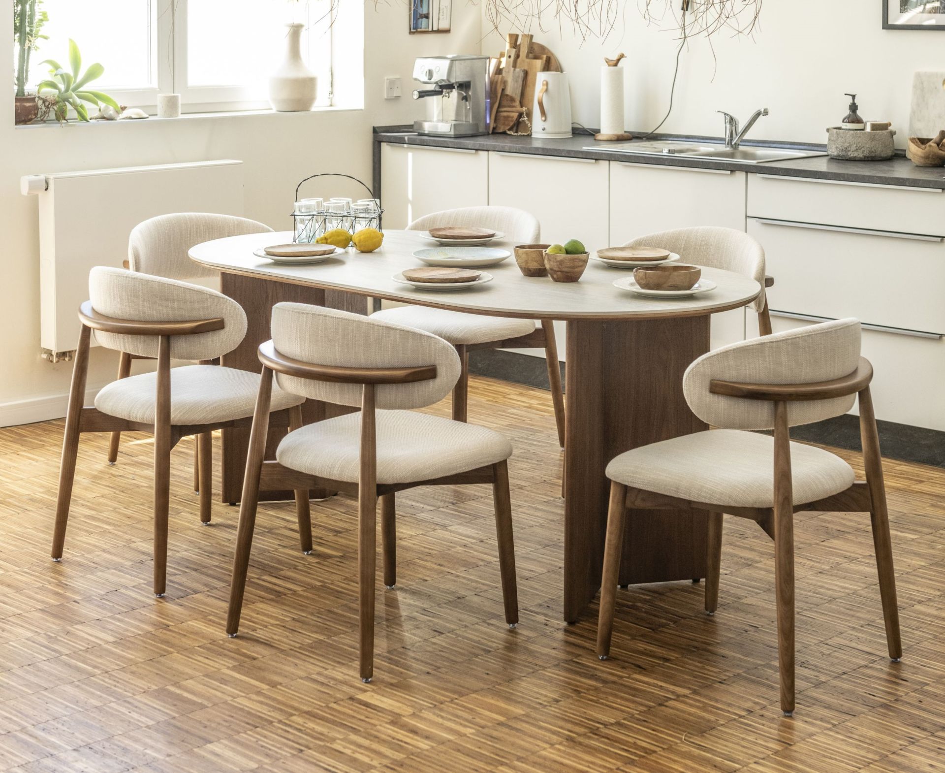 Essgruppe Travertin Tisch Tivoli 200 + 6 Esszimmerstühle Linea Aufgebaut