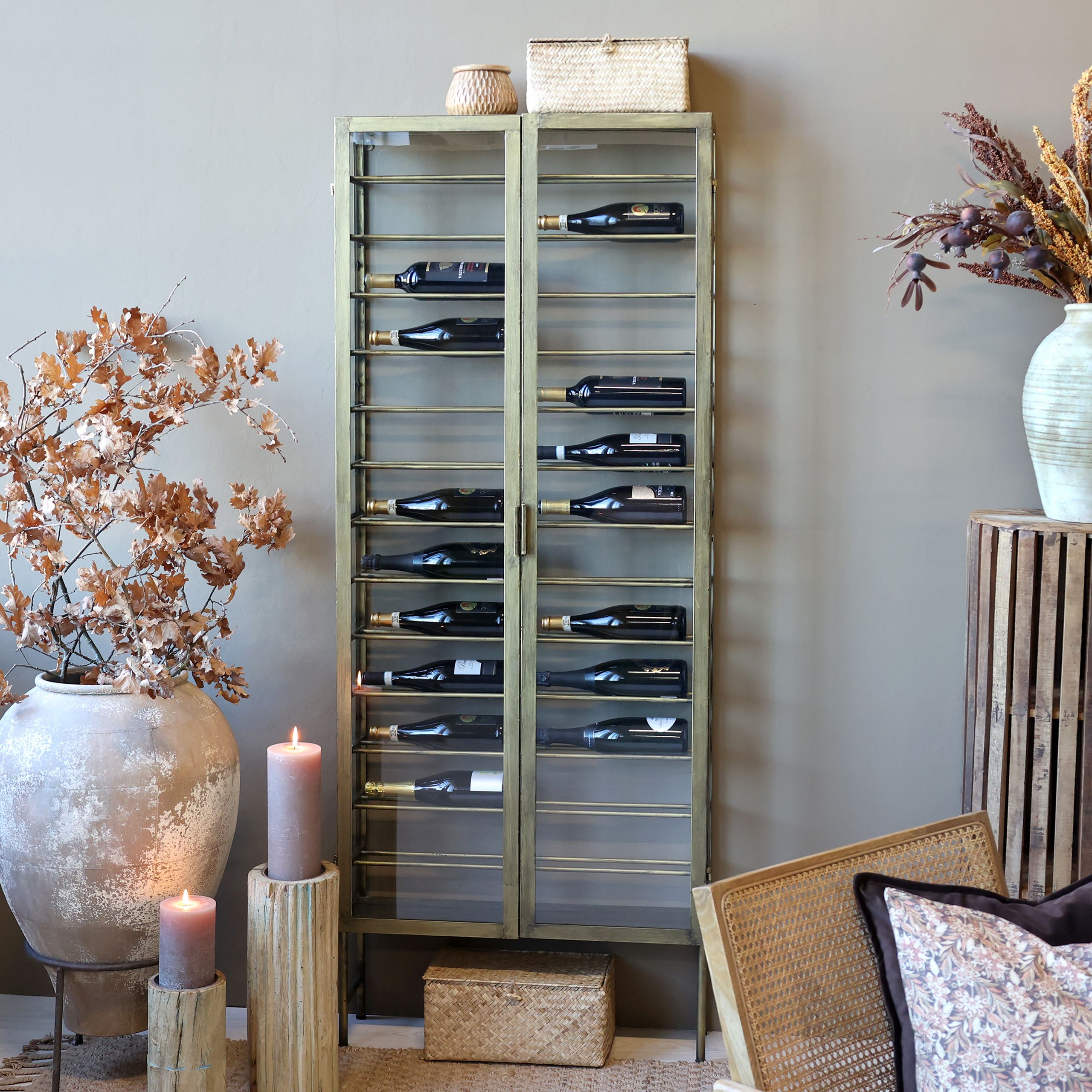 Industrial Weinregal Laurent Metallkorpus und Glas Antik-Gold für 26 Flaschen