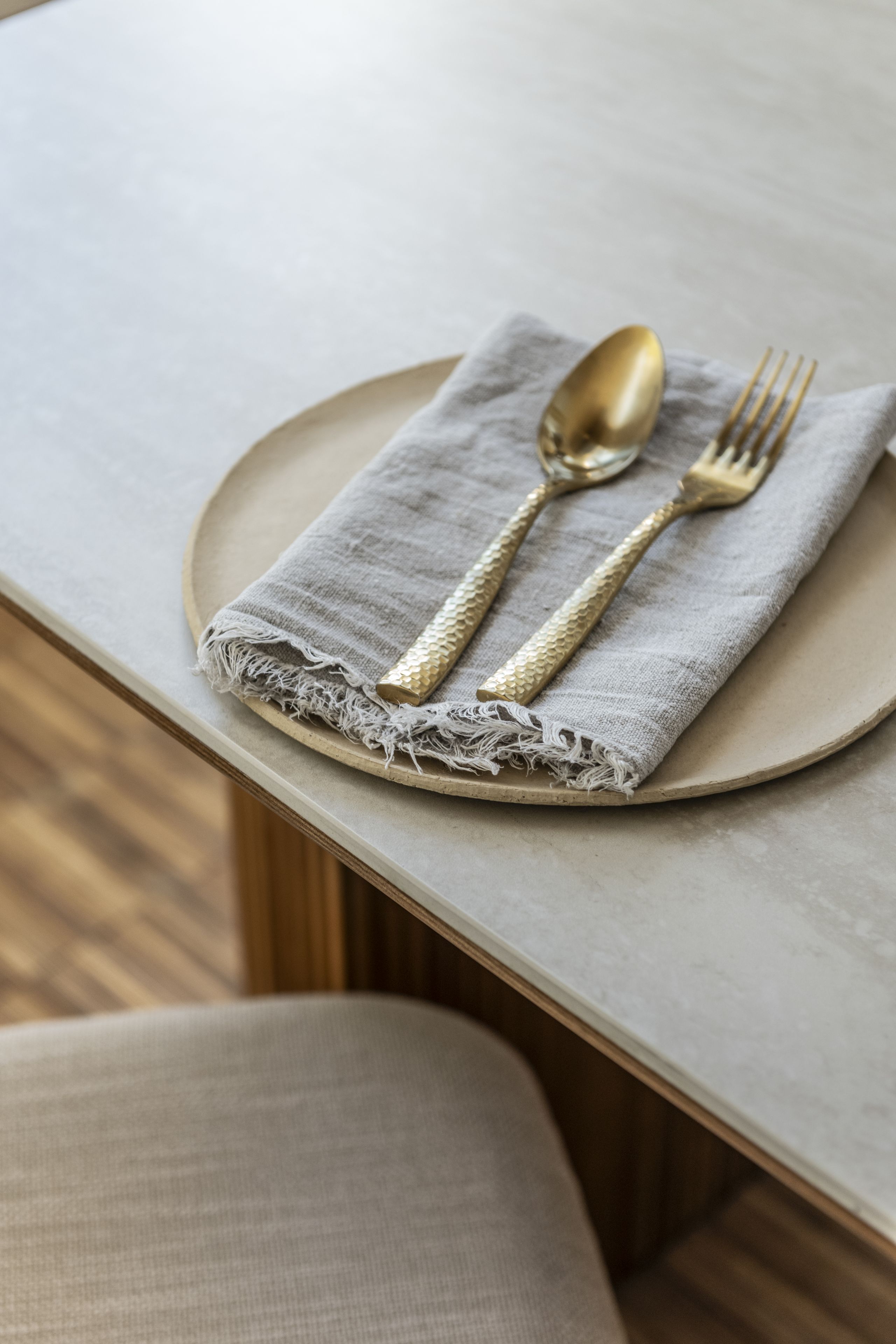  Essgruppe Travertin Tisch Roma + 4 Stühle Linea montiert