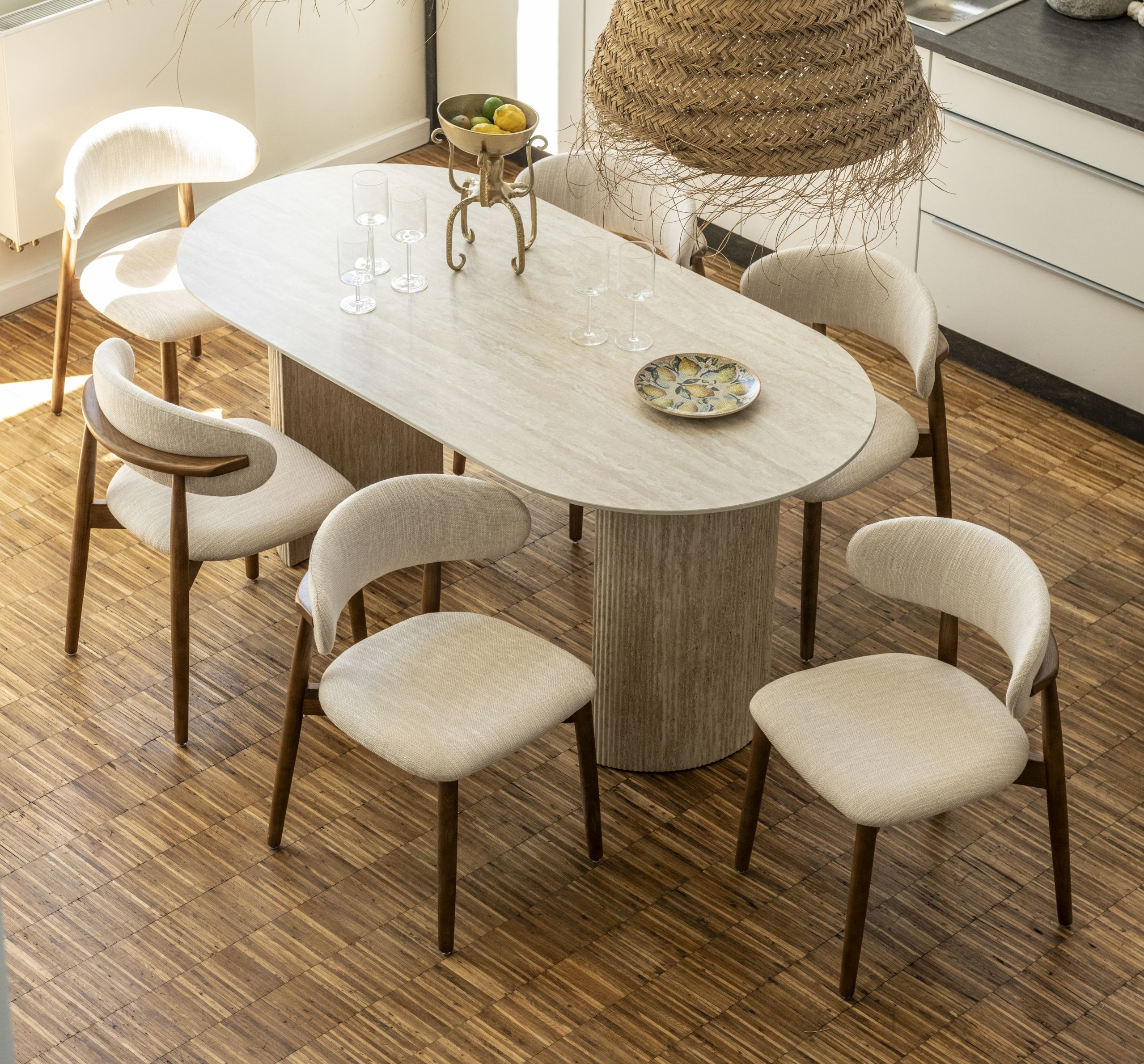 Essgruppe Travertin Tisch Arch 180 + 4 Stühle Linea montiert 