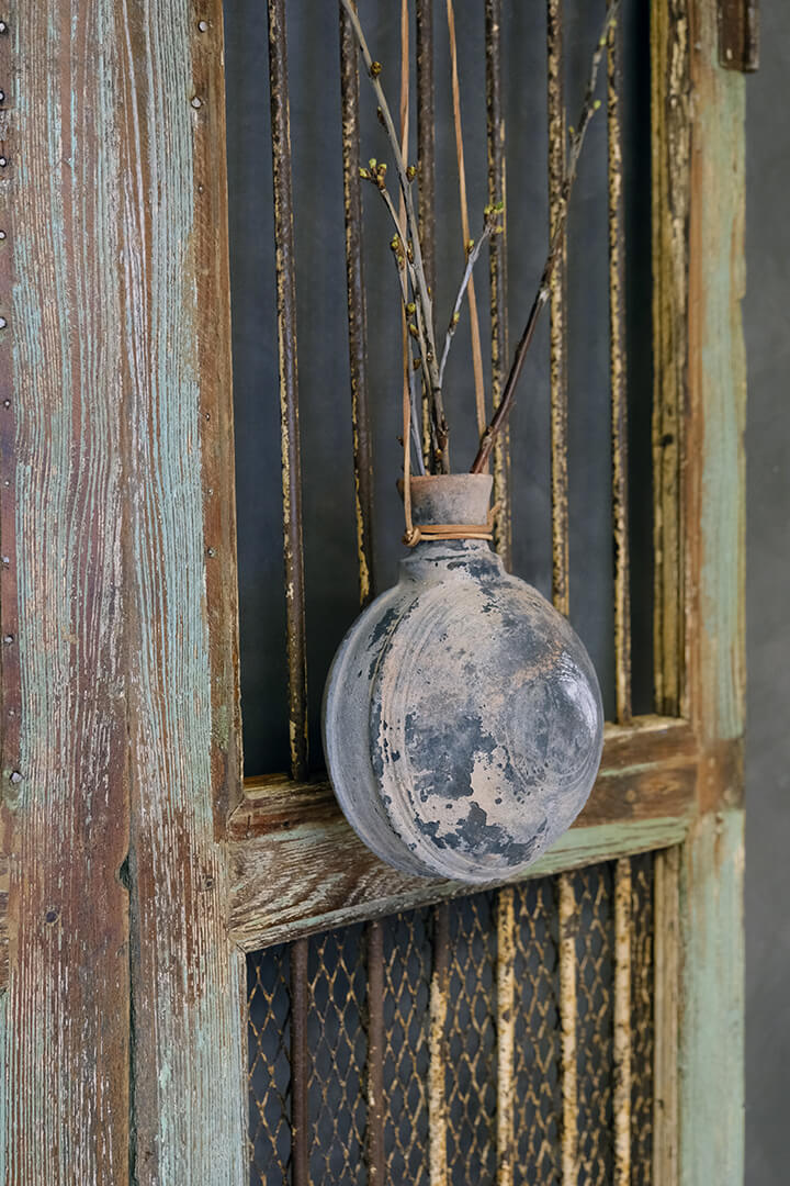 Vintage Deko Tonflasche mit Lederband