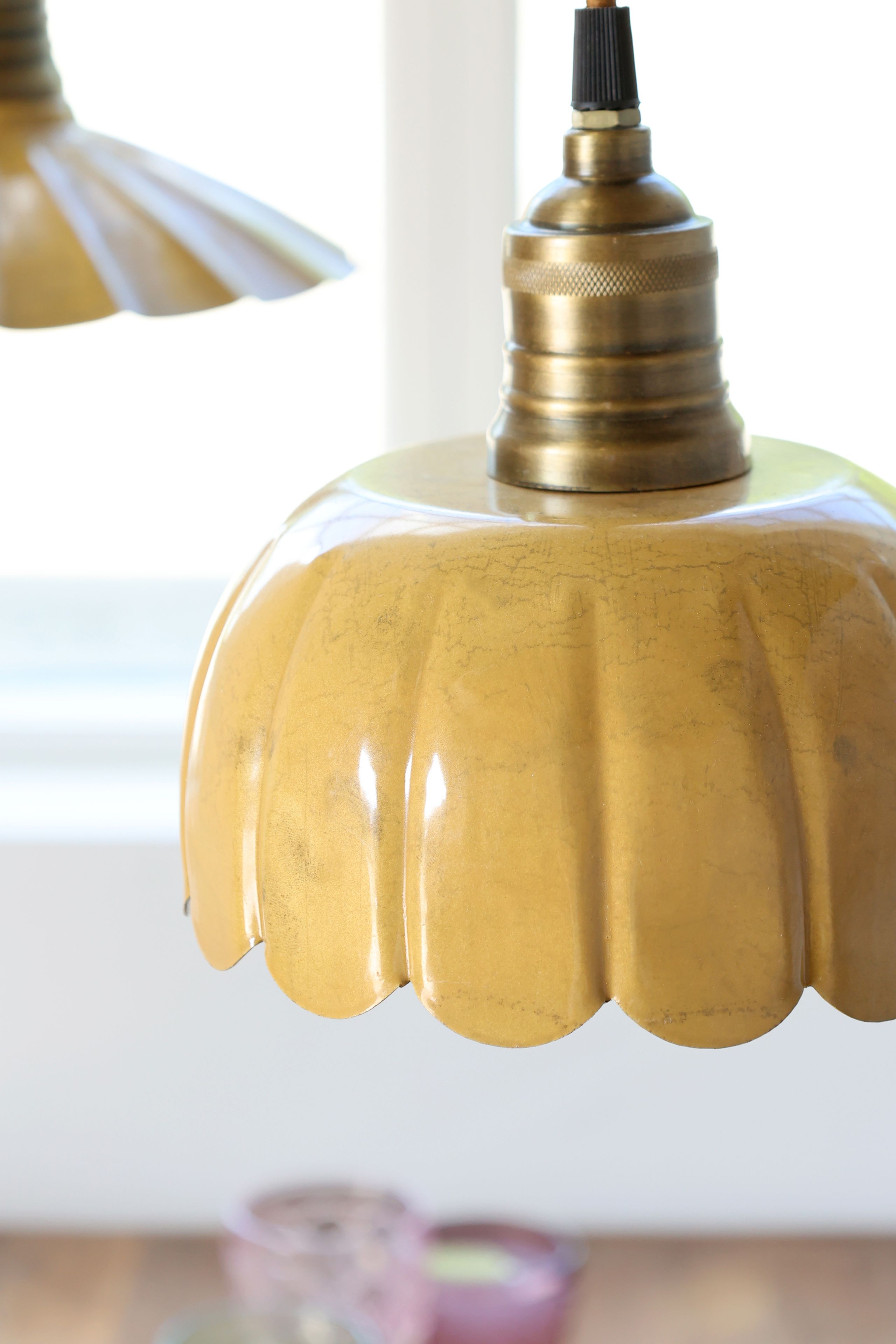 Vintage Hängelampe Lunel Emaille Mellow Messingfassung Modell 1 Mellow