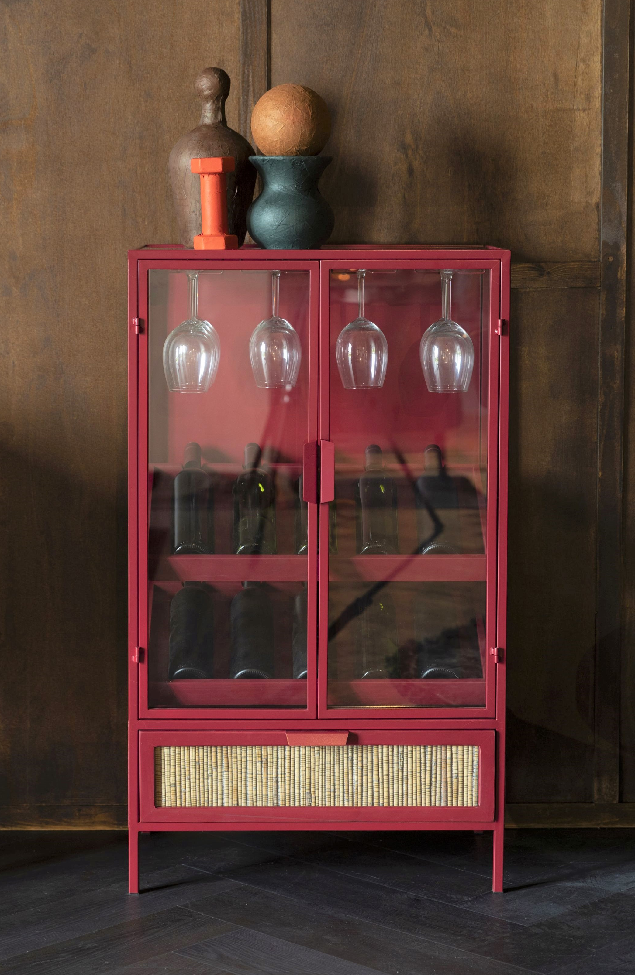 Retro Weinregal Barschrank Vitrine Mori Rot mit Rattangeflecht