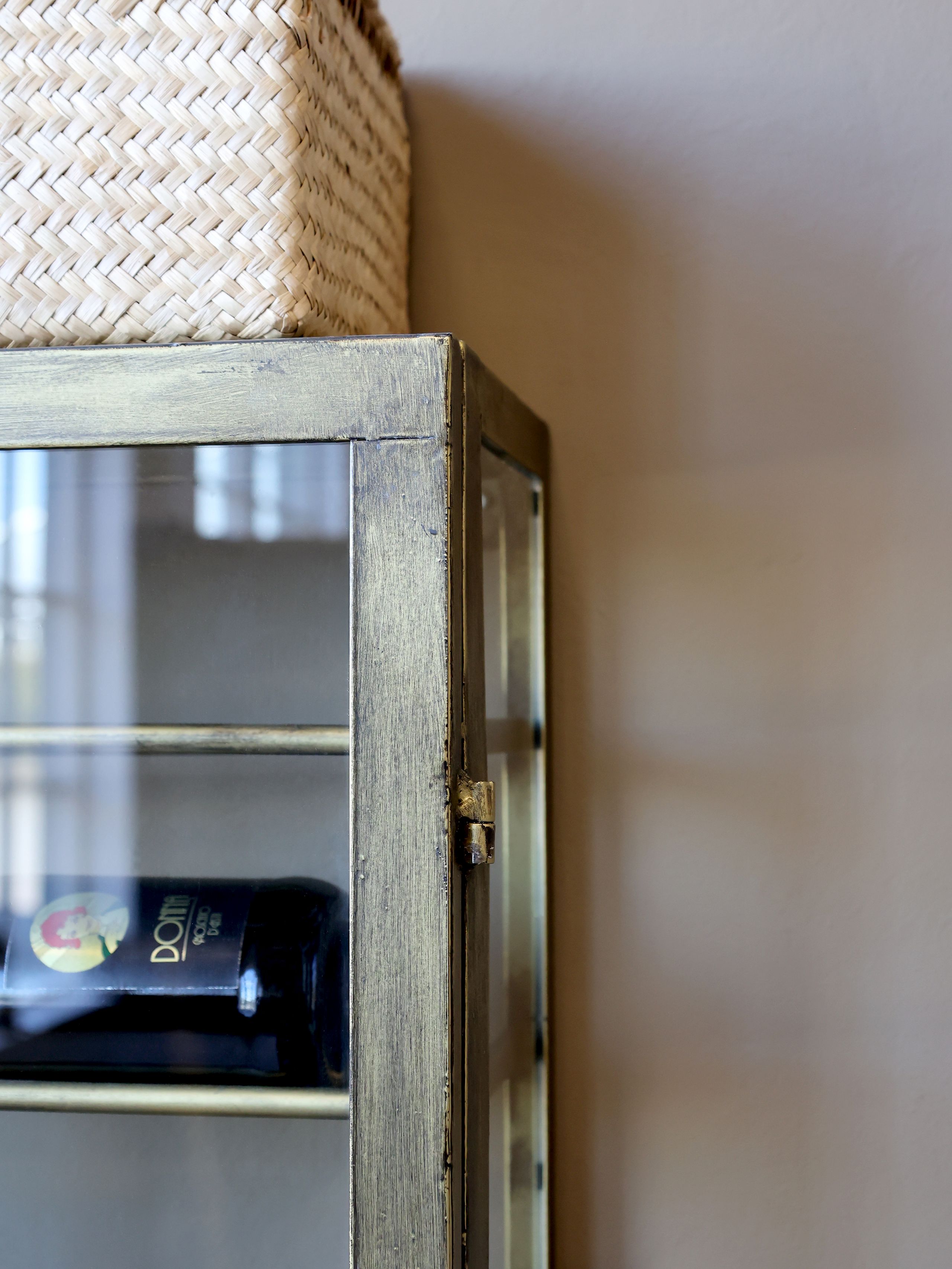 Industrial Weinregal Laurent Metallkorpus und Glas Antik-Gold für 26 Flaschen