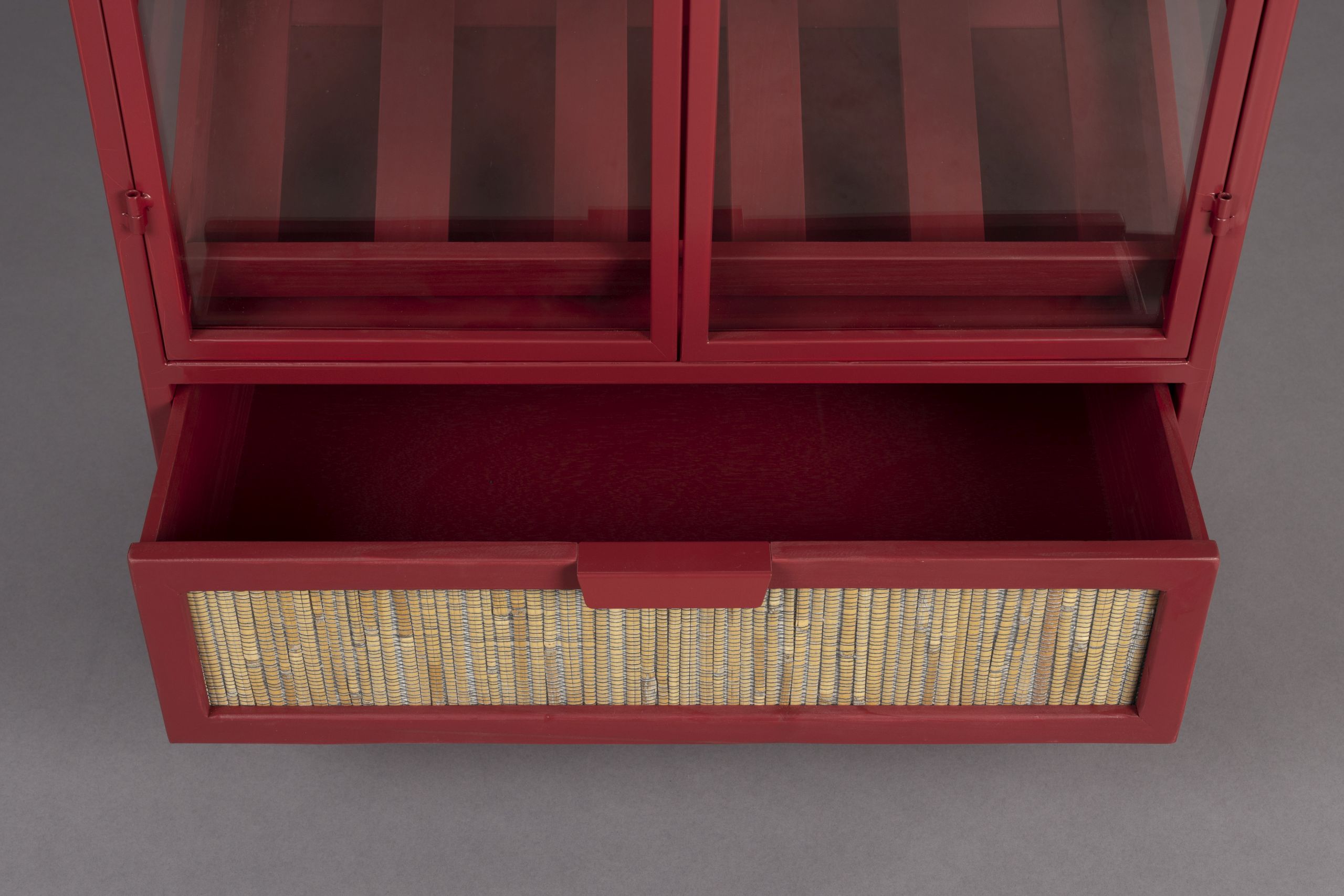 Retro Weinregal Barschrank Vitrine Mori Rot mit Rattangeflecht