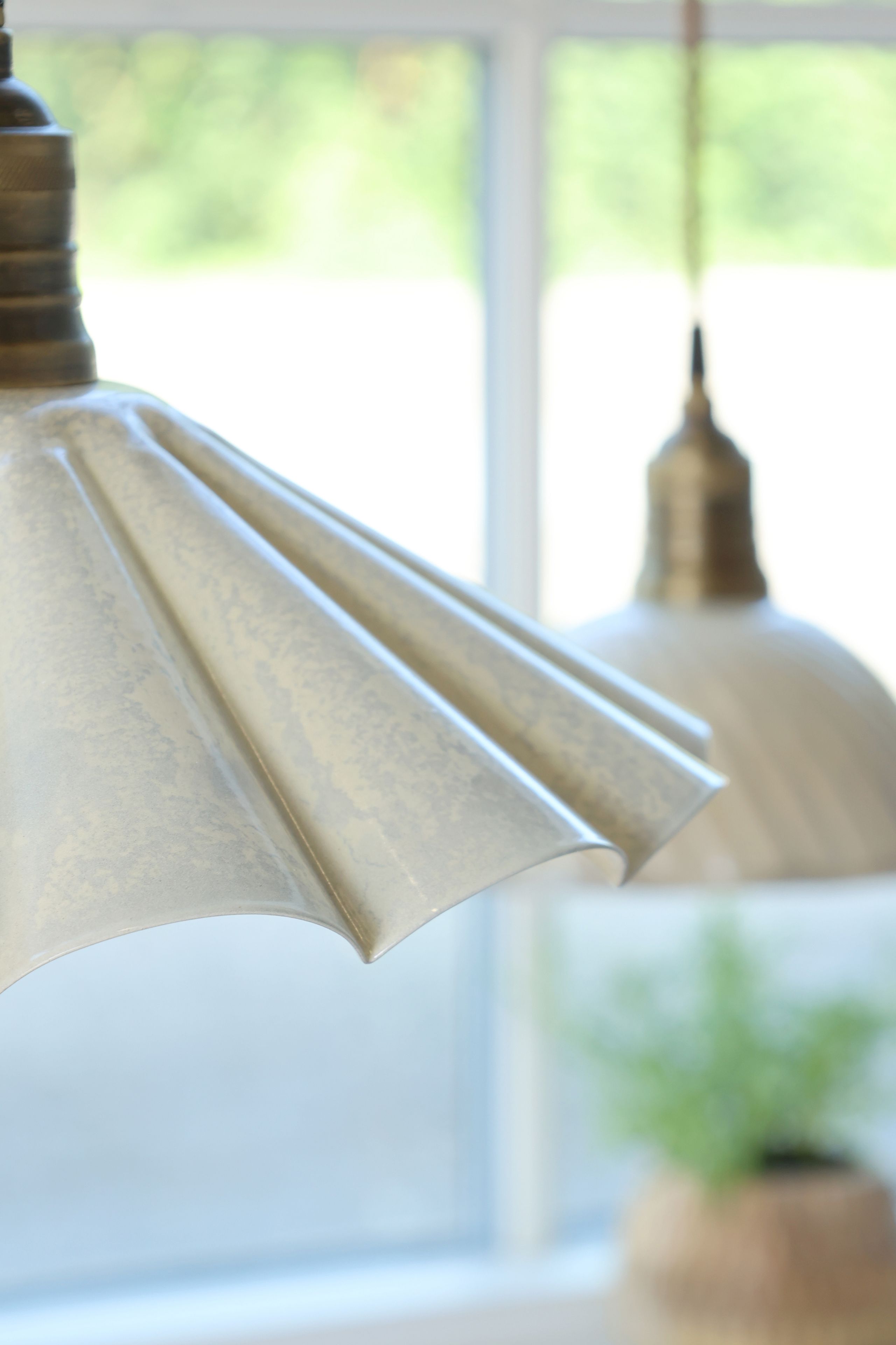 Vintage Hängelampe Lunel Emaille Creme Messingfassung Modell 3