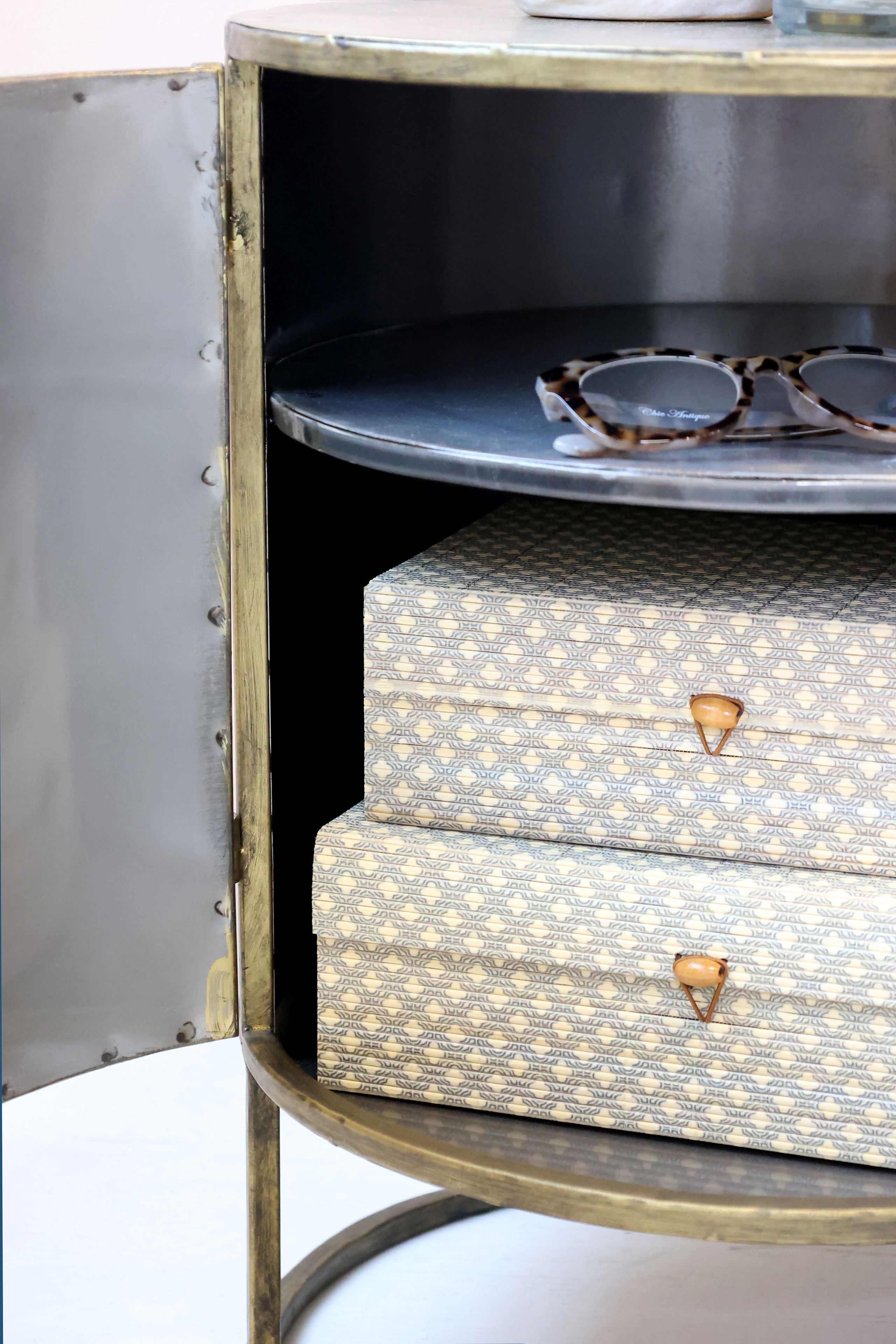 Vintage Beistelltisch Nachttisch Remi Rillenoptik Metall Antik-Messing