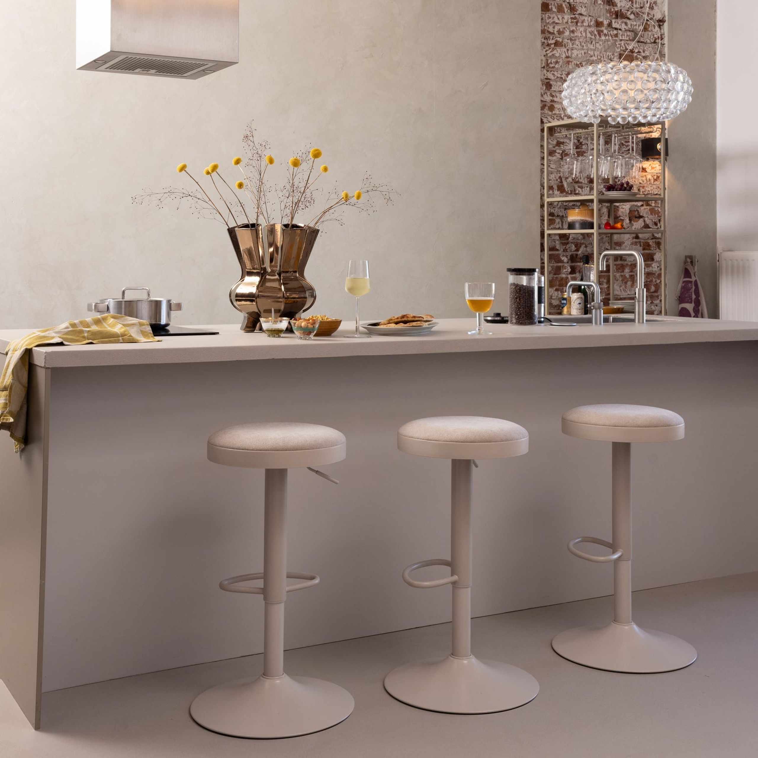 Retro Barhocker Mevo höhenverstellbar Sand Chenille